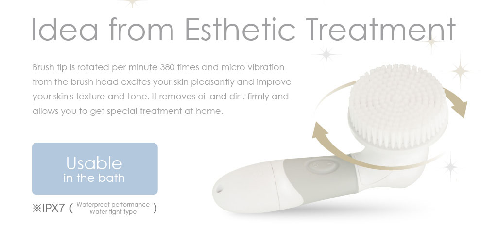 発想はフリマトールエステ。毎分約380回の高速回転により、ブラシ先端から発するマイクロ振動がお肌を心地よく刺激することで肌のキメを整え引き締めます。普段落としきれない皮脂や汚れをしっかり除去し、お家にいながら、トリートメントを体感できます。バスタブでも使える防水使用。※IPX7（防水性能、防浸形）
